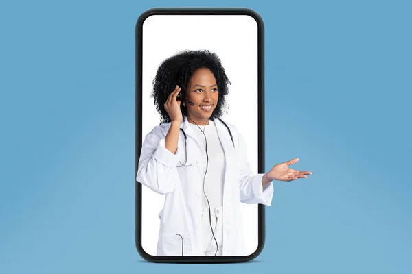 Frohe Afrikanische Millennial Amerikanerin Weißem Mantel Mit Stethoskop Kopfhörer Auf — Stockfoto