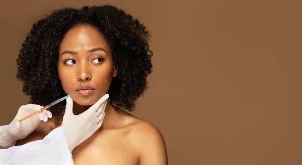 Pros Contras Rellenos Labiales Atractiva Mujer Negra Semidesnuda Recibiendo Inyección —  Fotos de Stock