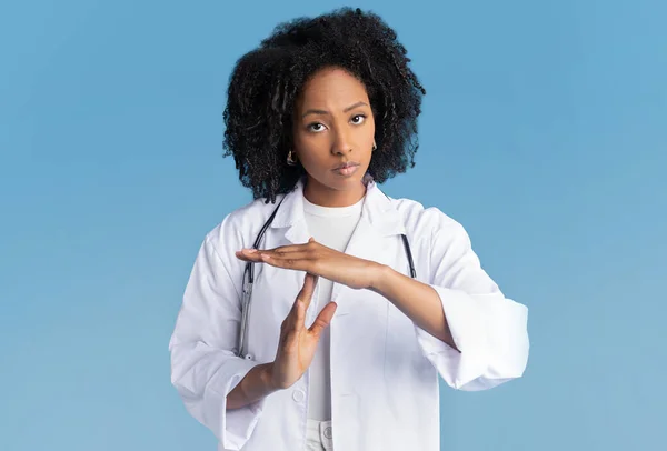 Wütend Unglückliche Selbstbewusste Afrikanische Millennial Amerikanerin Weißem Mantel Mit Stethoskop — Stockfoto