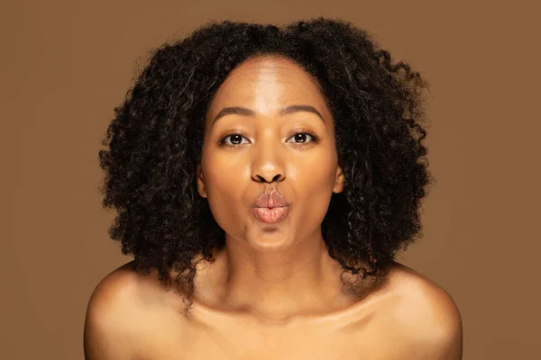 Lipverzorging Lipinjectie Close Van Speelse Aantrekkelijke Topless Jonge Zwarte Vrouw — Stockfoto