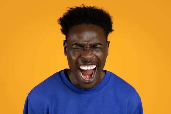 Foto Hombre Negro Joven Gritando Emocional Con Los Ojos Cerrados —  Fotos de Stock
