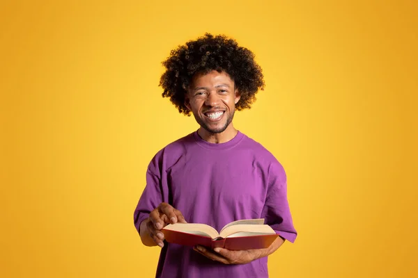 Sonriente Hombre Rizado Negro Maduro Libro Lectura Camiseta Púrpura Estudiando —  Fotos de Stock
