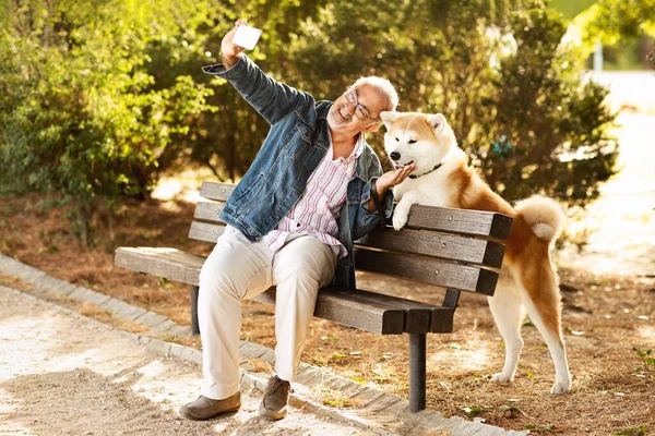 Glad Europeisk Gammal Man Casual Njuter Promenader Med Hund Sitta — Stockfoto