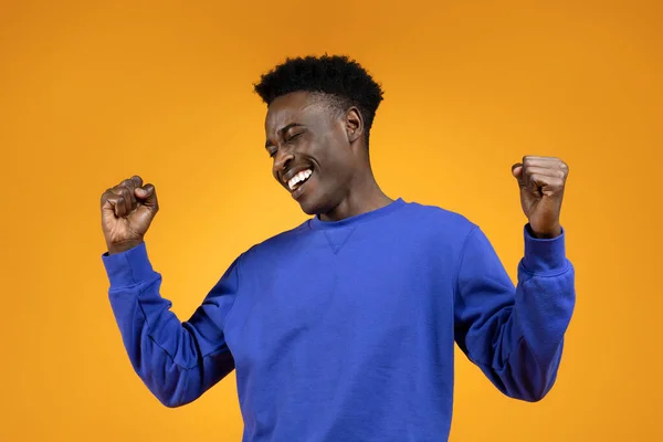 Szczęśliwy Młody Afrykański Amerykanin Świętujący Sukces Odizolowany Żółtym Tle Ludzie — Zdjęcie stockowe