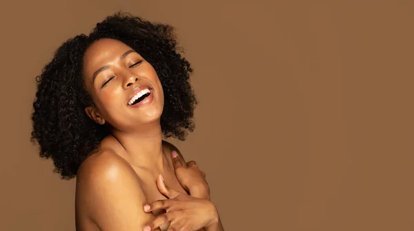 Rindo Atraente Sensual Milenar Senhora Americana Africana Posando Nua Fundo — Fotografia de Stock