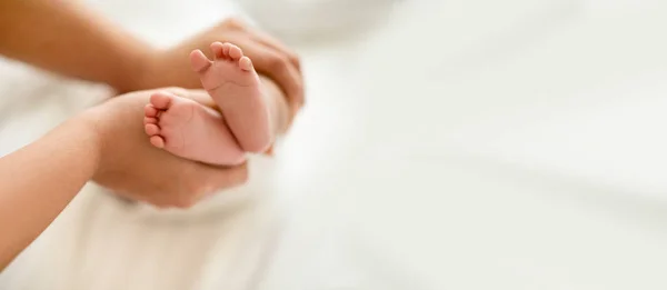 Μαύρη Μαμά Χιλιετή Κρατήσει Λίγο Πόδια Του Μωρού Στα Χέρια — Φωτογραφία Αρχείου