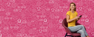 Rahat, neşeli, rahat bir bayan dijital simgelerin üzerinde sandalyede oturuyor, telefon kullanıyor ve gülümsüyor, paketini mobil uygulama, kolaj, fotokopi alanı olan panorama ile çevrimiçi takip ediyor.