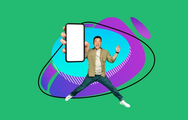 Schokkend Aanbod Opgewonden Aziatische Man Springen Met Grote Lege Smartphone — Stockfoto