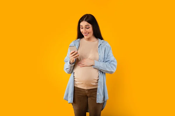 Sonriente Joven Embarazada Usando Aplicación Seguimiento Embarazo Teléfono Celular Madre —  Fotos de Stock
