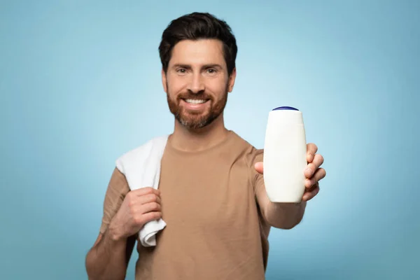 Smiling Middle Aged Caucasian Man Showing Empty Shampoo Bottle Mockup — Stock Photo, Image