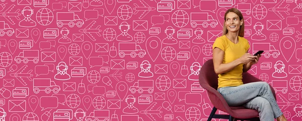 Rahat, neşeli, rahat bir bayan dijital simgelerin üzerinde sandalyede oturuyor, telefon kullanıyor ve gülümsüyor, paketini mobil uygulama, kolaj, fotokopi alanı olan panorama ile çevrimiçi takip ediyor.