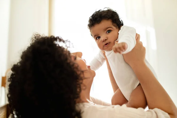 Mutlu Siyah Milenyum Annesi Oynuyor Küçük Bebeğini Büyütüyor Anneliğin Tadını — Stok fotoğraf