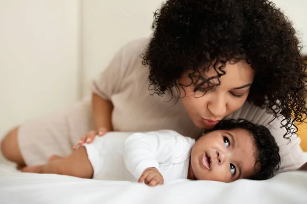Çocuk Bakımı Tatili Aile Siyah Milenyum Annesi Küçük Bebekle Oynuyor — Stok fotoğraf