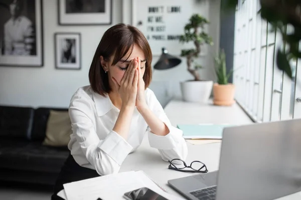 Vermoeide Vrouwelijke Freelancer Rustend Met Laptop Aan Tafel Lijdend Aan — Stockfoto