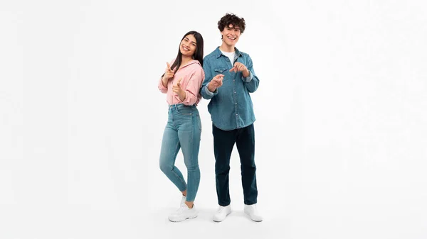 君を選んだ 明るい若いカップルは 白いスタジオの背景の上に立ってカメラで指を指しています あなたは次に 広告バナーです フルレングスショット パノラマ — ストック写真