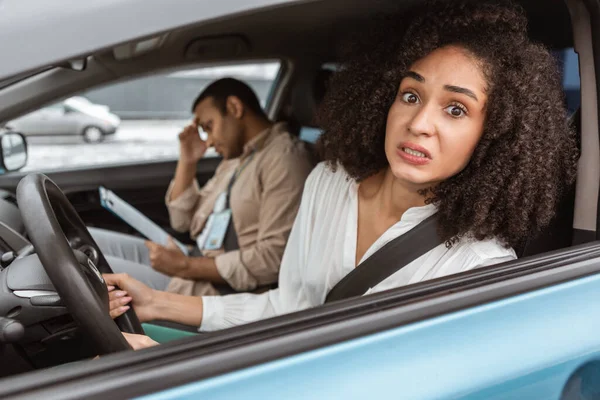 Angst Vor Dem Autofahren Verängstigte Fahrerin Blickt Durch Das Autofenster — Stockfoto