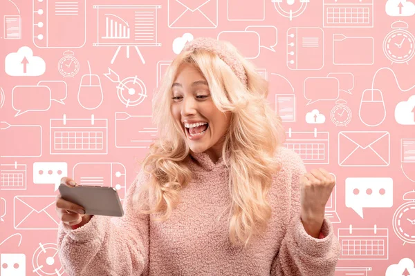 Izgatott Csinos Fiatal Szőke Rózsaszín Segítségével Okostelefon Digitális Ikonok Háttér — Stock Fotó