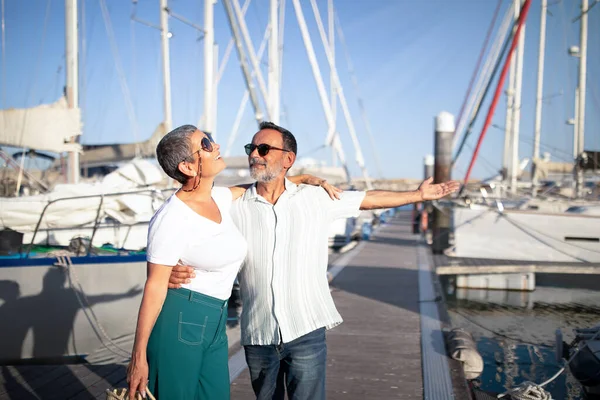 Oferta Crucero Marítimo Marido Mayor Abrazando Esposa Mostrando Nuevo Yate —  Fotos de Stock