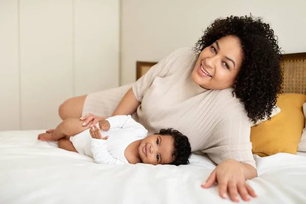 Child Care Vacation Home Cheerful Black Millennial Mother Plays Little — Stock Photo, Image