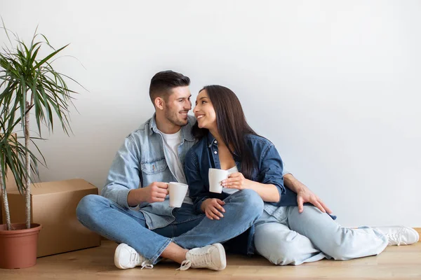 Genç Mutlu Çift Taşınma Gününde Kahveyle Rahatlıyor Avrupalı Eşler Karton — Stok fotoğraf