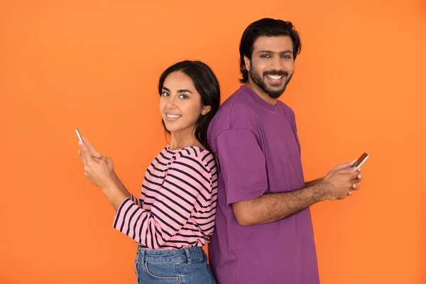 Dating Mobiele App Concept Gelukkig Aantrekkelijk Jong Hindoe Paar Met — Stockfoto