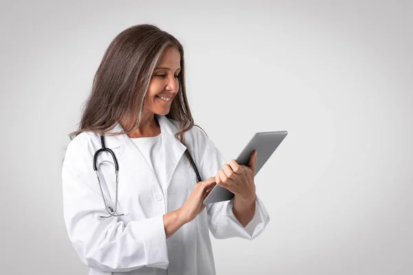 Felice Donna Anziana Medico Cappotto Bianco Con Stetoscopio Utilizzando Tablet — Foto Stock