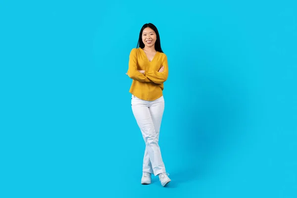 Millennials Lebensstil Fröhlich Attraktive Langhaarige Junge Asiatische Frau Lässigem Outfit — Stockfoto