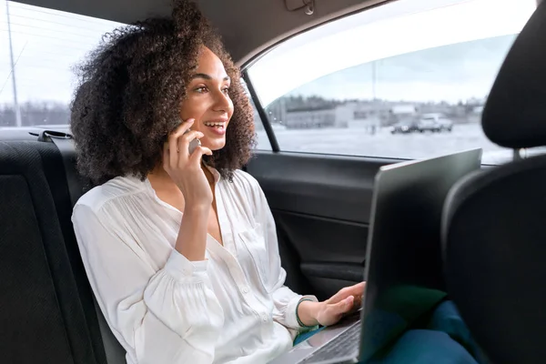 車の旅とコミュニケーション 高級車の後部座席に座って旅の間に電話をかける自動車のアラビア語のビジネスマンの女性 常にタッチコンセプト サイドビューショット — ストック写真