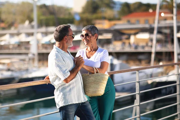 老年人的夏季冒险 快乐成熟的配偶与豪华游艇和游艇拥抱和牵手在码头背靠背 欧洲的丈夫和妻子期待着愉快的旅程和海上旅行 — 图库照片