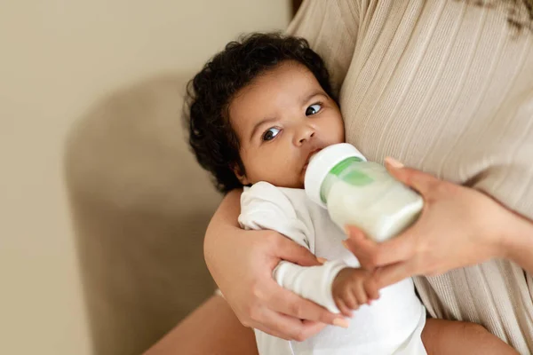 Preto Millennial Mãe Alimenta Com Garrafa Uma Criança Pequena Goza — Fotografia de Stock