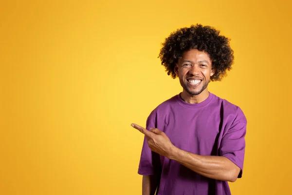 Vrolijke Volwassen Zwarte Krullende Man Violet Shirt Wijzende Vinger Naar — Stockfoto