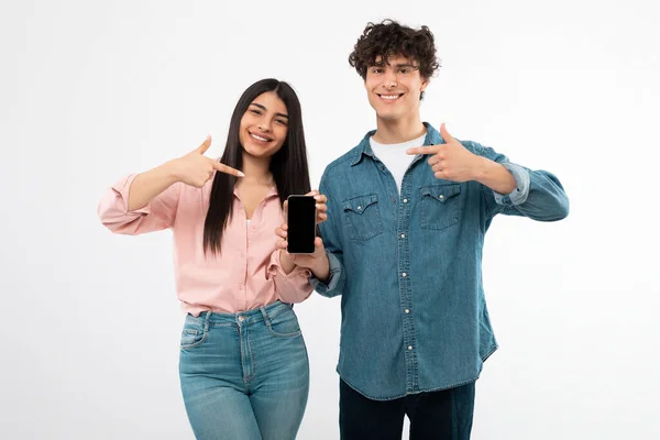 Kies App Happy Young Couple Showing Smartphones Met Blanco Schermen — Stockfoto