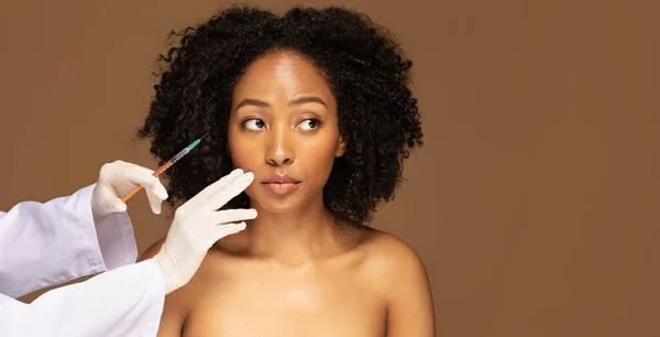 Zbliżenie Pięknych Milenijnych Afrykańskich Kobiet Topless Sesję Wstrzyknięć Kosmetycznych Kosmetyczka — Zdjęcie stockowe