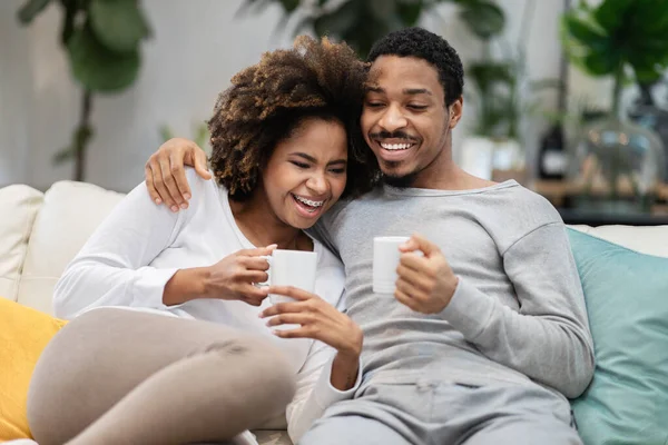 Veselí Afro Američtí Manželé Spolu Užívají Čas Doma Šťastný Mladý — Stock fotografie