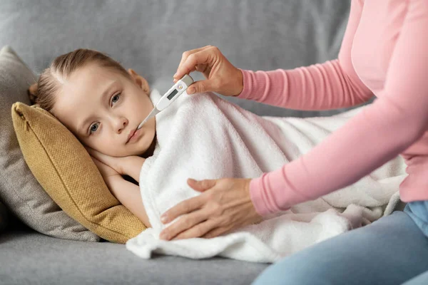 Mutter Mit Mundthermometer Zur Temperaturmessung Ihrer Kranken Tochter Hause Krankes — Stockfoto