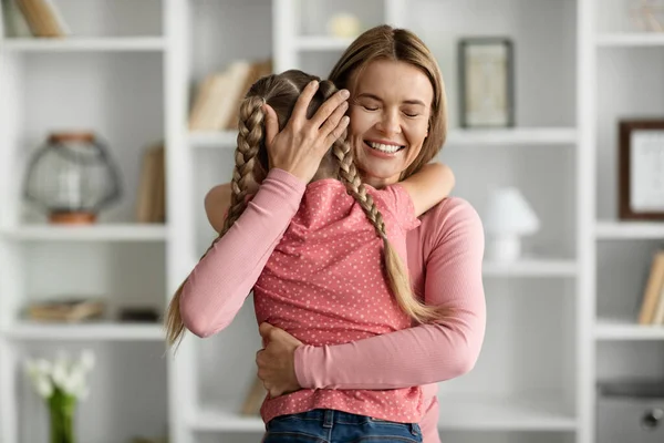 Feliz Día Las Madres Niña Abrazando Mamá Feliz Casa Mujer —  Fotos de Stock
