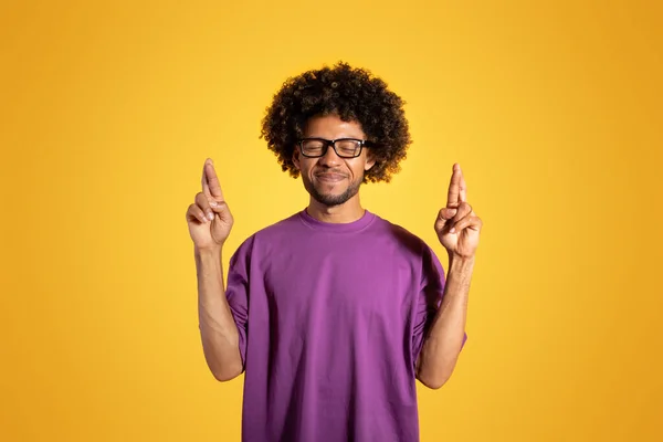Alegre Calma Madura Hombre Rizado Negro Camiseta Púrpura Gafas Cruzadas —  Fotos de Stock