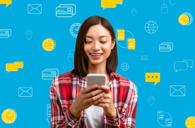 Elinde telefonla gülümseyen genç Asyalı kadın mavi arka planda çeşitli dijital dünya simgelerine poz veriyor. Modern teknolojiler, para transferi, bankacılık, çevrimiçi ödemeler kavramı, mobil uygulama, kolaj