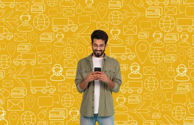 Teslimat servisi, mobil uygulama. Neşeli, mutlu, yakışıklı, orta doğulu genç adam cep telefonuyla paket paketini takip ediyor, müşteri hizmetleri temsilcisiyle sohbet ediyor, kolaj yapıyor.