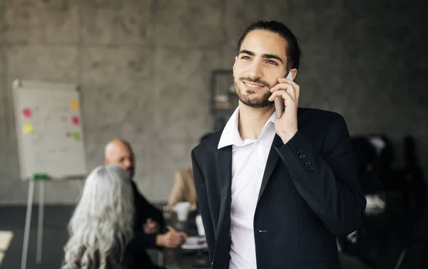 Letişimi Başarılı Genç Arap Adamı Cep Telefonuyla Konuşuyor Şirket Toplantısı — Stok fotoğraf