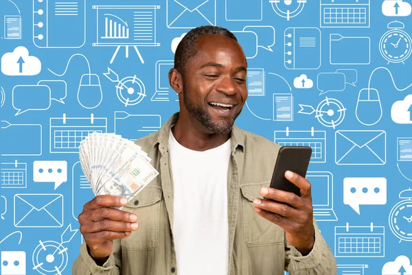 Счастливый Чернокожий Человек Использует Финансовое Приложение Основе Смартфоне Управляет Финансами — стоковое фото