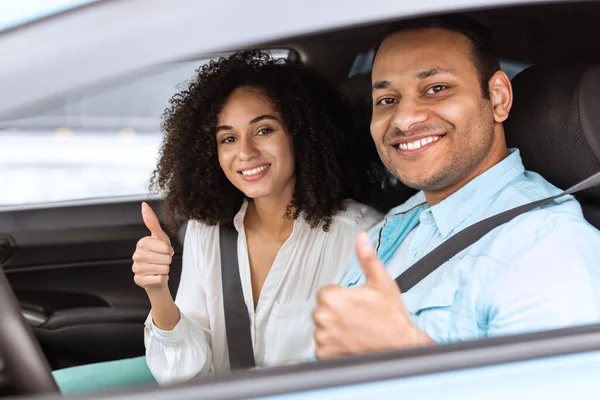 Fahrzeugzulassung Lächelndes Arabisches Paar Gestikuliert Mit Dem Daumen Die Kamera — Stockfoto