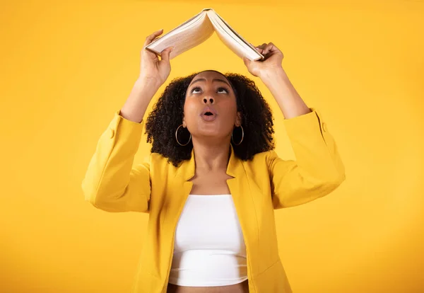Komik Siyah Kız Öğrenci Kitabı Kaldırıyor Okuyor Bilgi Arıyor Sarı — Stok fotoğraf