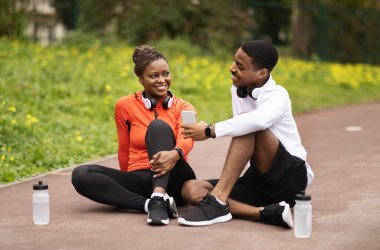 Genç siyahi bir adamın spor giyim bölümündeki bayana telefon göstermesine, yolda oturup, su şişeleriyle rahatça konuşmasına, uygulama sporlarının keyfini çıkarmasına, yazları blog yazmasına sevindim. Spor, egzersiz, vücut bakımı ve ilişki.