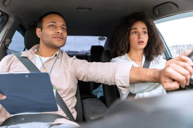 Defansif Sürüş. Orta Doğulu Eğitmen, Bayan Sürücü 'ye Yoldaki Tehlikeli durumlarda Araba Kullanmayı, Araç Kullanmayı ve Otomobili Kullanmaya Yardım Etmeyi Öğreniyor