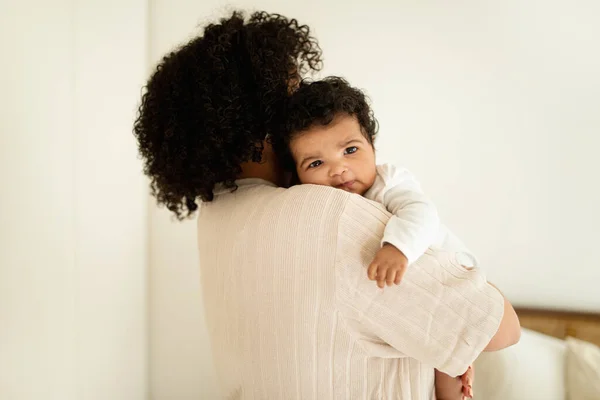 Siyah Milenyum Annesi Kucağında Küçük Şirin Bir Bebek Aydınlık Yatak — Stok fotoğraf