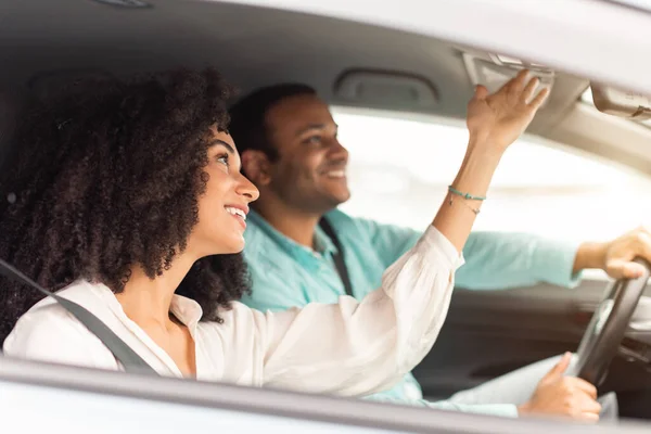 Smart Car Glückliches Arabisches Paar Das Die Klimaautomatik Anpasst Die — Stockfoto