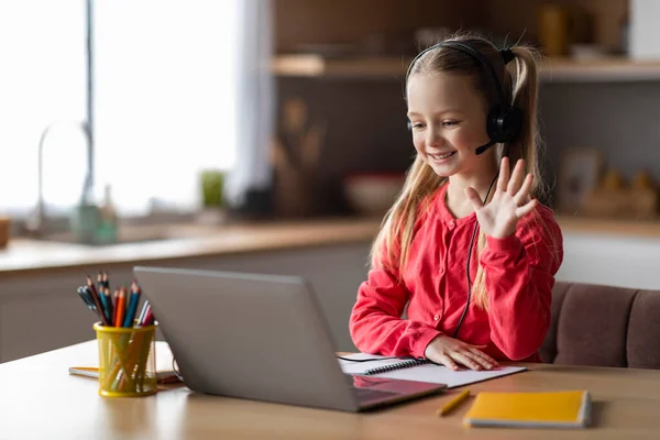 Цифровий Клас Посмішка Маленька Дівчинка Робить Відео Дзвінок Клавіатурі Вдома — стокове фото