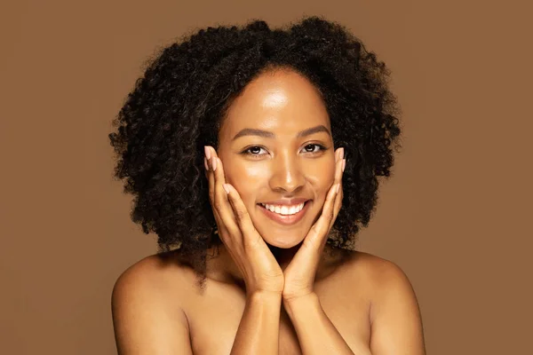 Brilho Natural Etéreo Pele Saudável Feliz Atraente Mulher Negra Jovem — Fotografia de Stock