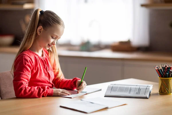 Nettes Kleines Kaukasisches Mädchen Das Hausaufgaben Macht Hause Schreibt Und — Stockfoto